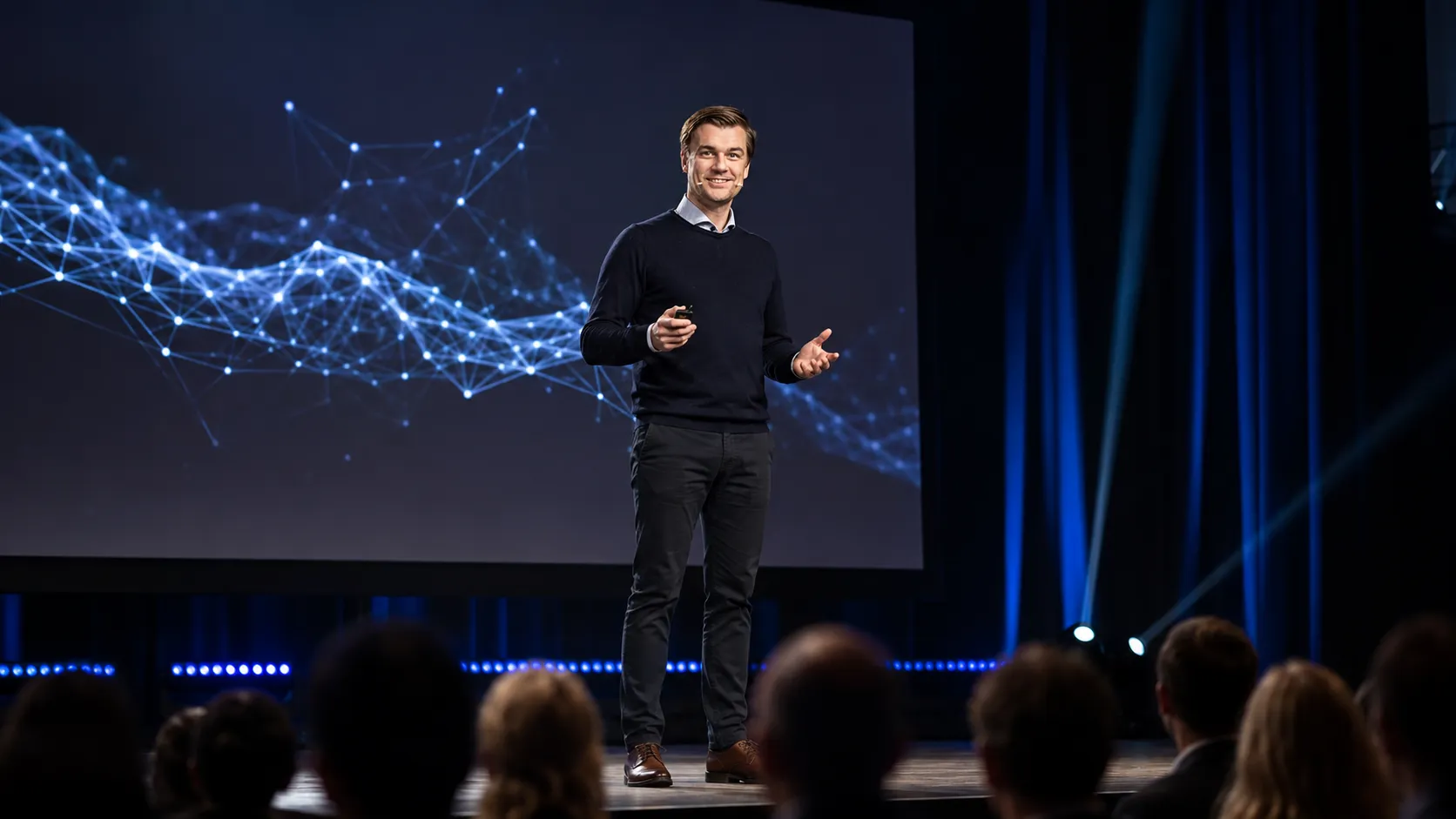 Oscar Lycke Hedwall presenting on stage